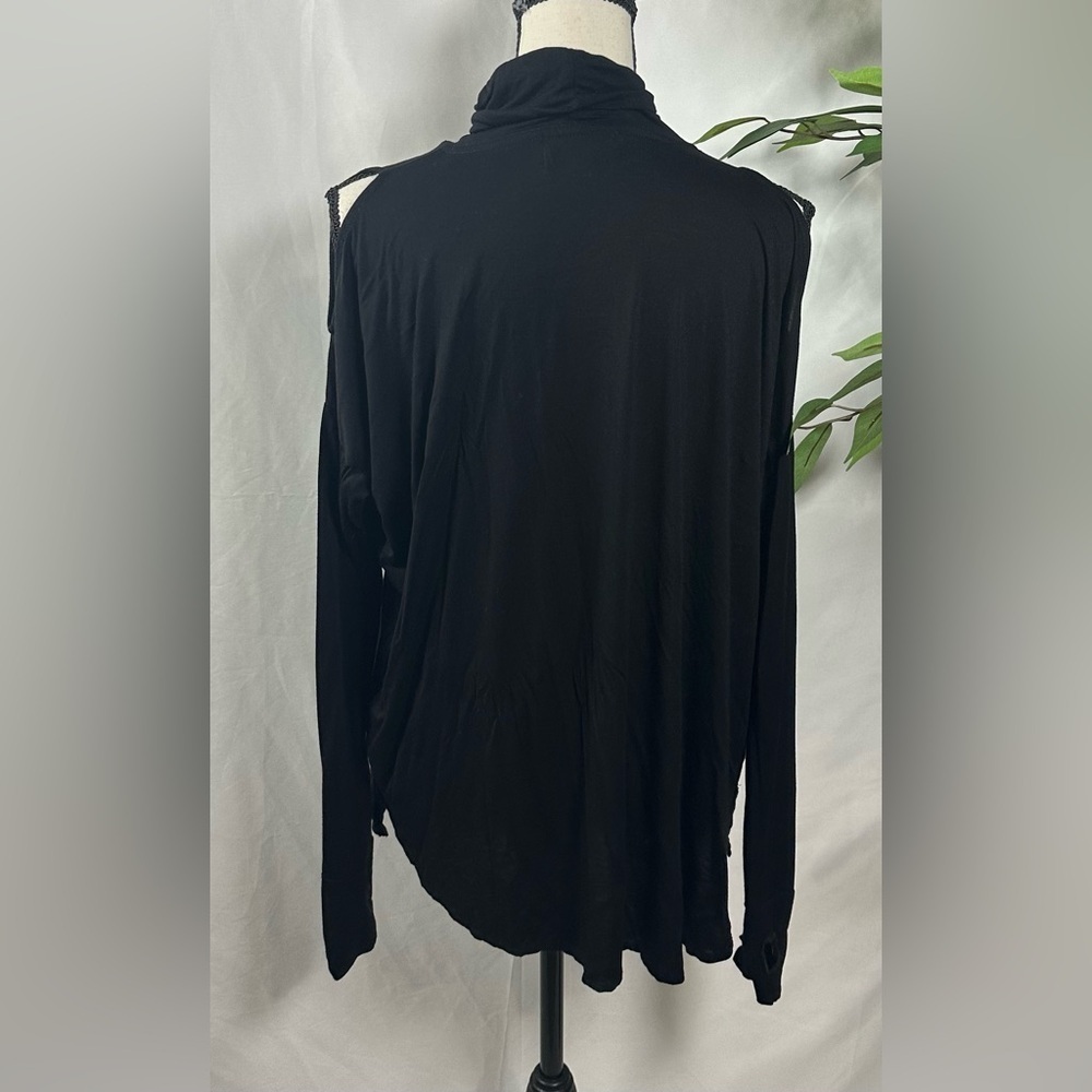 Feel The Piece Black Top - Picture 5 of 10